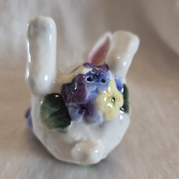 Andrea by Sadek Playful Baby Bunny Rabbits w/Hydrangeas Salt and Pepper Shakers - Picture 8 of 12